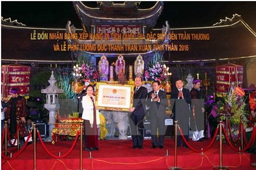 Phó Chủ tịch nước Nguyễn Thị Doan trao Bằng di tích quốc gia đặc biệt đền Trần Thương cho đại diện lãnh đạo tỉnh Hà Nam. (Nguồn: TTXVN)